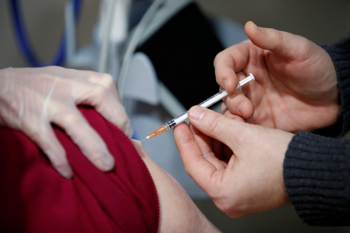С середины февраля в Украине в первую очередь будут вакцинировать медиков / фото REUTERS