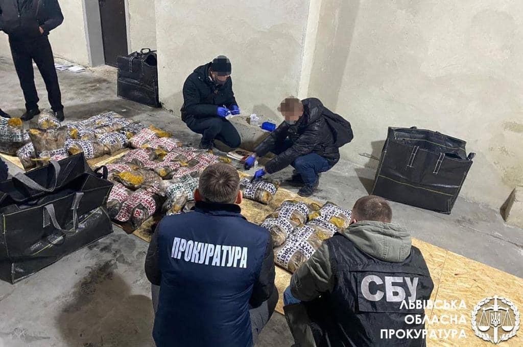 Правоохоронці затримали "на гарячому" чотирьох громадян Туреччини / фото Львівська обласна прокуратура Правоохоронці затримали "на гарячому" чотирьох громадян Туреччини / фото Львівська обласна прокуратура
