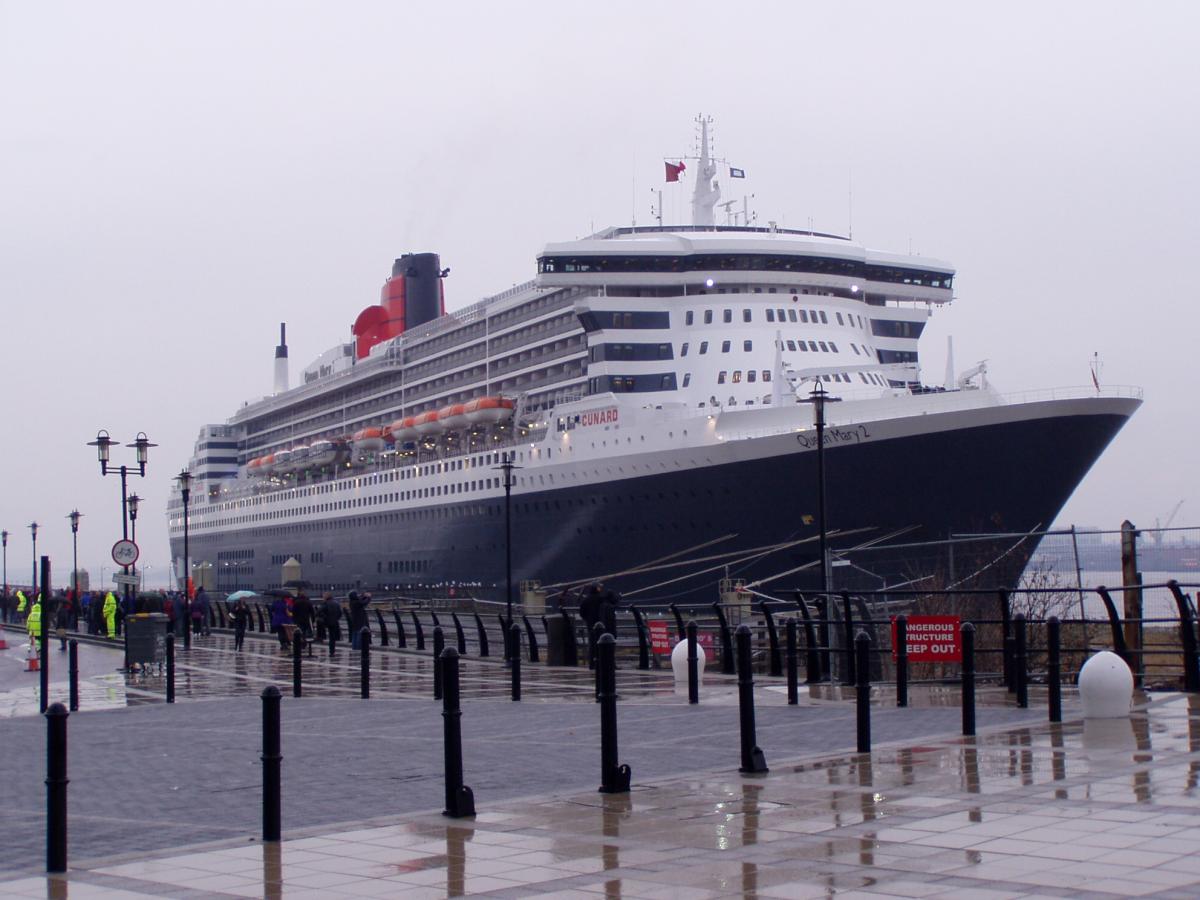 В 2004 году крупнейшее в мире круизное судно «Queen Mary 2» совершило свое первое плавание / Wikipedia