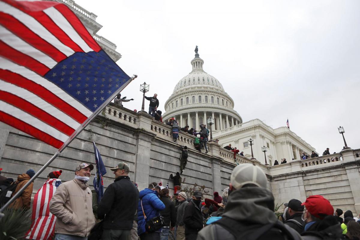 6 января 2021 года сторонники Дональда Трампа ворвались в Капитолий / фото REUTERS 6 января 2021 года сторонники Дональда Трампа ворвались в Капитолий / фото REUTERS