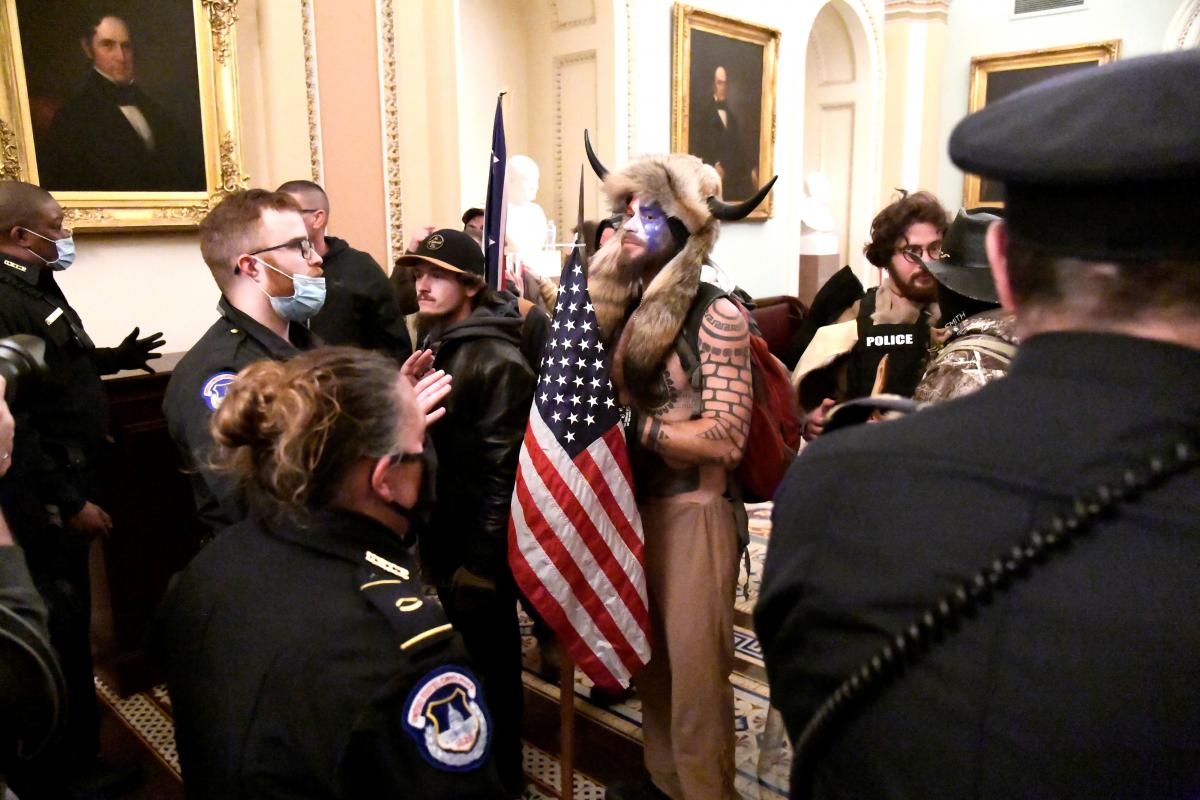 Мужчина в шлеме с рогами штурмовал Капитолий / фото REUTERS