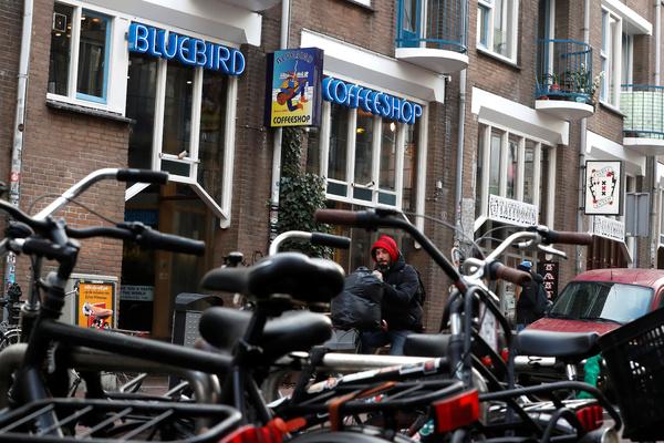 Амстердам намерен запретить продажу туристам легких наркотиков / фото REUTERS