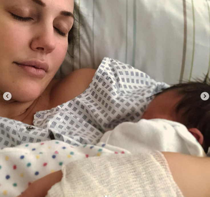 Узерли показала фото с новорожденной дочкой \ фото instagram.com/meryemuzerlimeryem