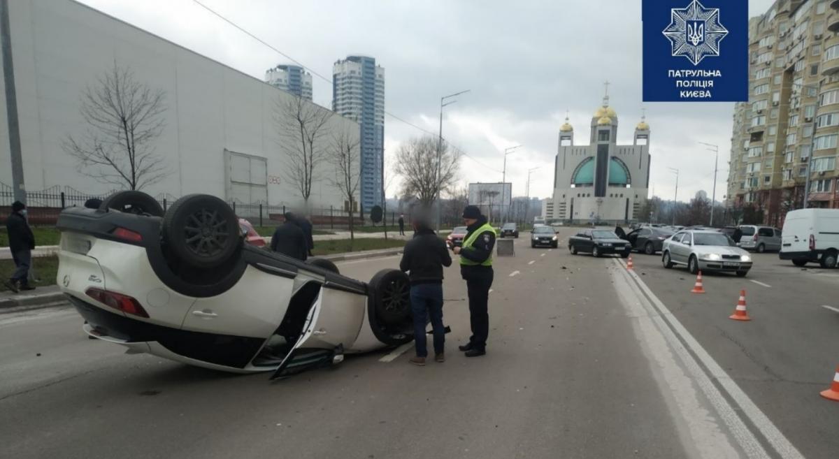 От удара белый автомобиль перевернулся на крышу / фото патрульная полиция Киева От удара белый автомобиль перевернулся на крышу / фото патрульная полиция Киева