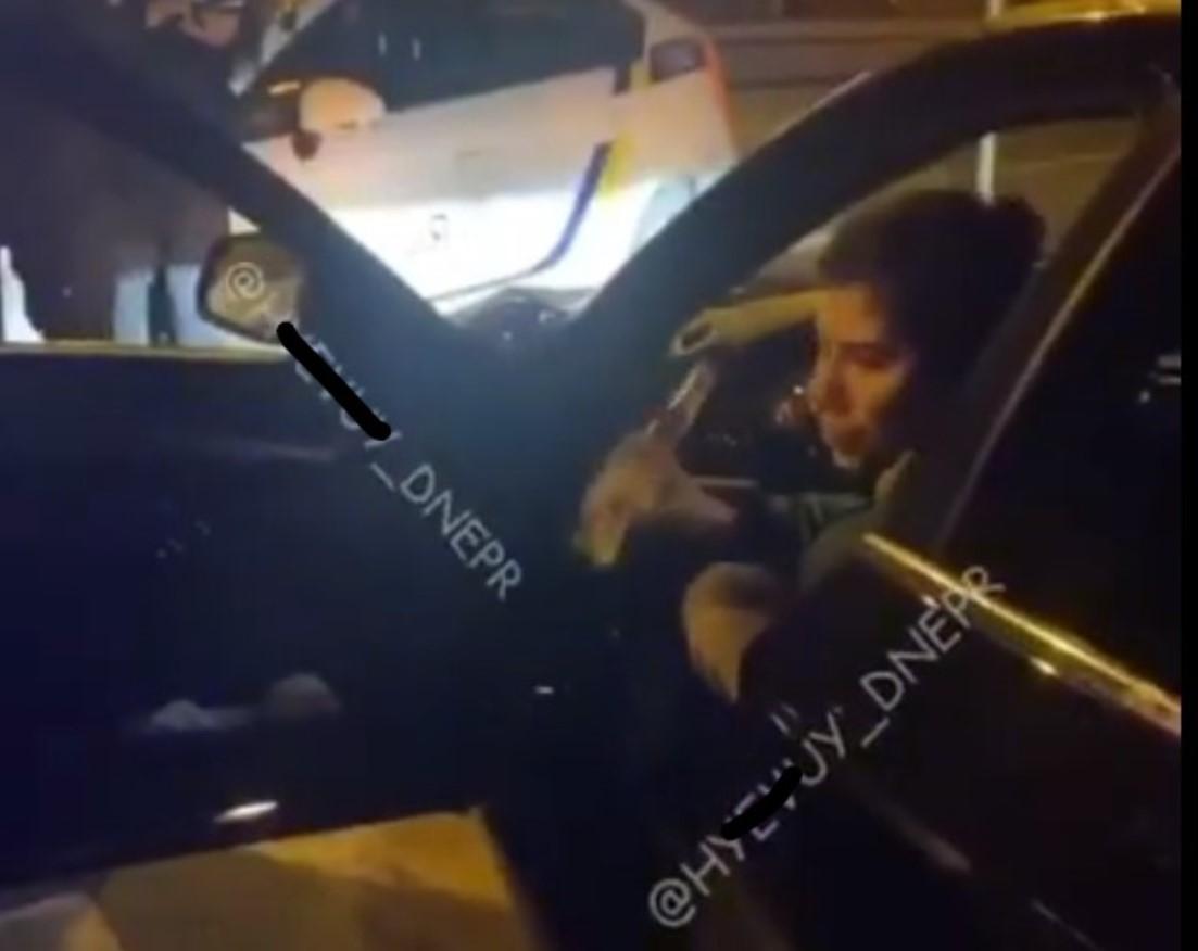 Після інциденту дівчину помістили в СІЗО / скріншот з відео Після інциденту дівчину помістили в СІЗО / скріншот з відео