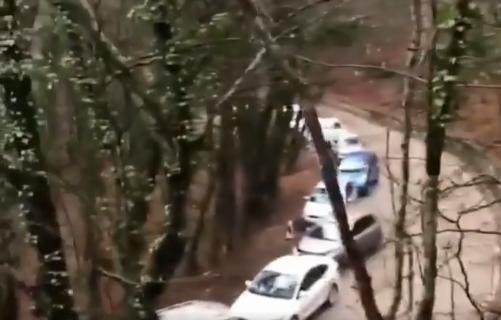 Біля водоспаду утворився затор / скріншот Біля водоспаду утворився затор / скріншот