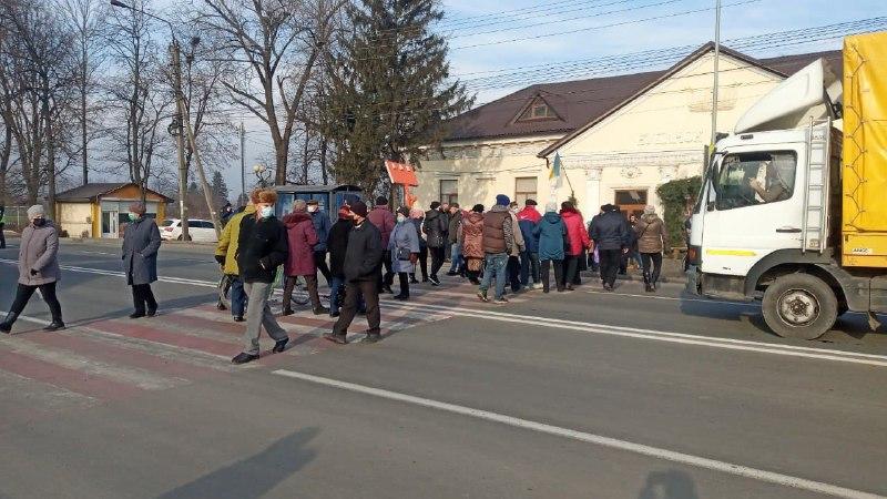 Учасники пікетів блокують рух транспорту на автомобільних трасах / фото УНІАН Учасники пікетів блокують рух транспорту на автомобільних трасах / фото УНІАН