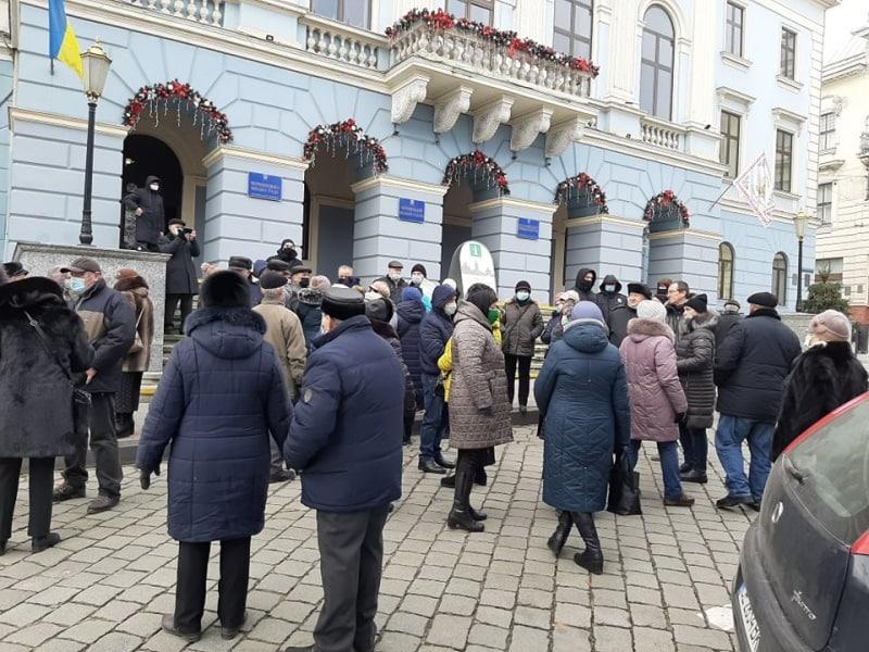 На протест вийшли жителі Чернівців та ще чотирьох сіл / фото УНІАН На протест вийшли жителі Чернівців та ще чотирьох сіл / фото УНІАН