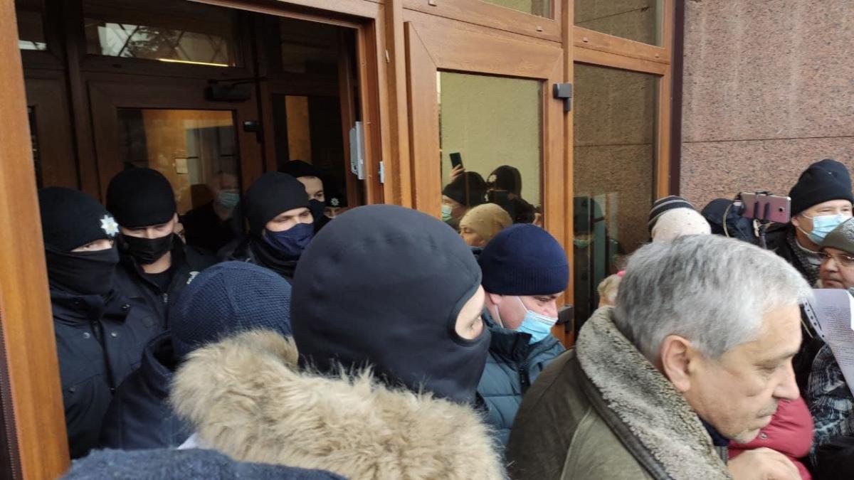 Участники акции собрались на площади перед Полтавской ОГА / фото poltava.to Участники акции собрались на площади перед Полтавской ОГА / фото poltava.to