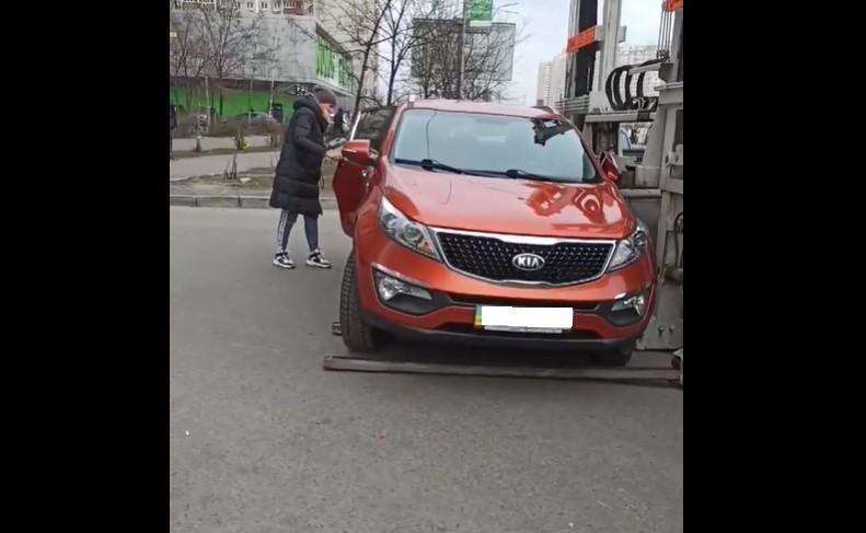 У Києві евакуатор ледь не забрав машину з дитиною в салоні / Скріншот У Києві евакуатор ледь не забрав машину з дитиною в салоні / Скріншот