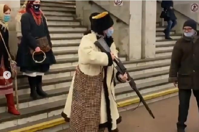 Згідно з повір’ям, ритуальне вбивство символізує перемогу життя над смертю / скріншот з відео Згідно з повір’ям, ритуальне вбивство символізує перемогу життя над смертю / скріншот з відео