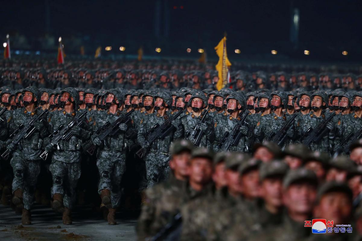 Северокорейская армия значительно отстает в технологиях связи и других вещах / фото REUTERS Северокорейская армия значительно отстает в технологиях связи и других вещах / фото REUTERS
