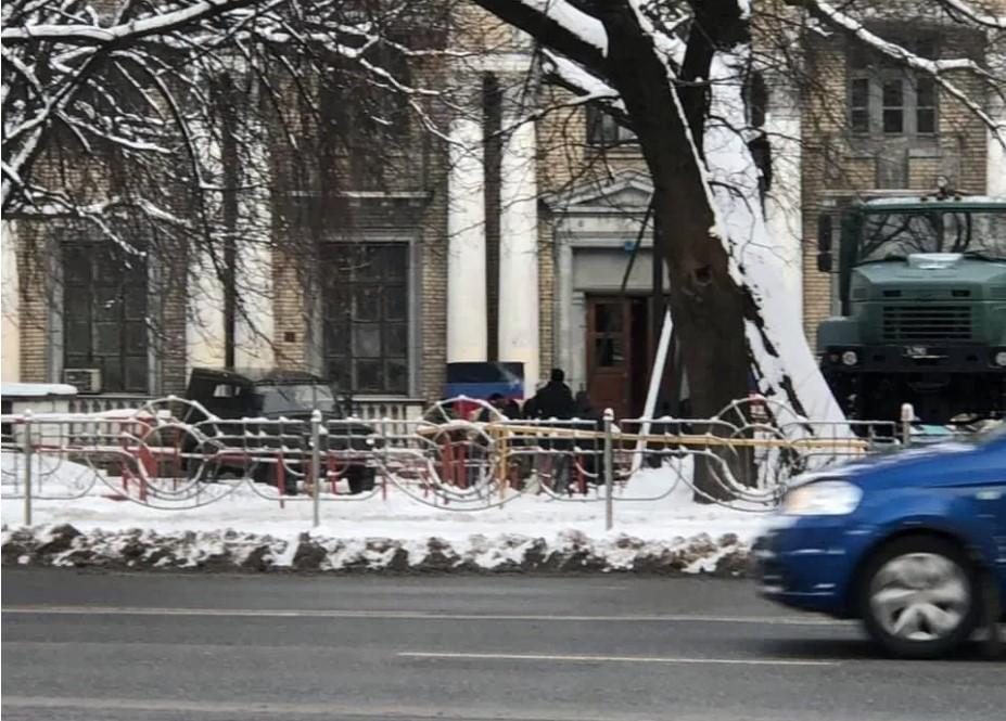Под зданием дома культуры также заметили "вооруженных" людей / фото Telegram Los Solomas Киев Под зданием дома культуры также заметили "вооруженных" людей / фото Telegram Los Solomas Киев
