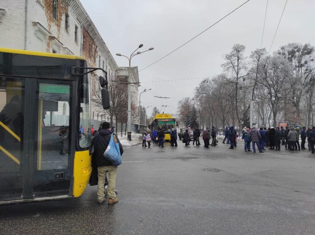 На митинг перед ОГА вышли около 200 горожан / фото zmist.pl.ua