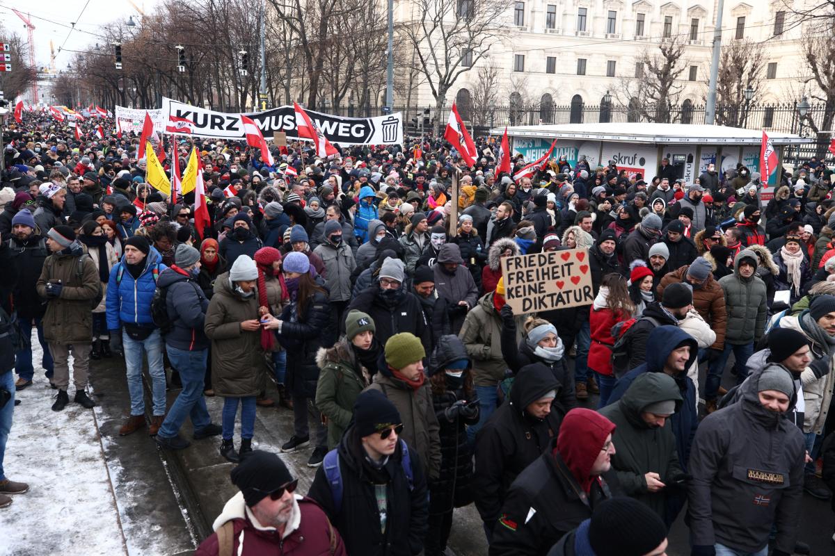 В Швеции, Австрии и Германии протестовали против карантинных ограничений / REUTERS
