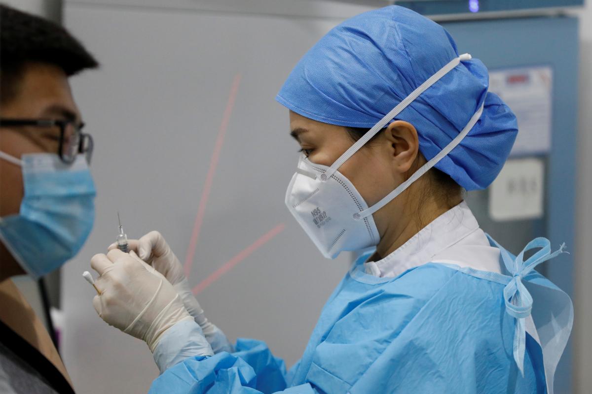 Громадянам Китаю видпадуть паспорти вакцинації від коронавірусу \ фото REUTERS