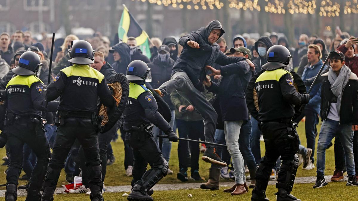 В Амстердаме полиция водометами разогнала акцию протеста / фото nos.nl