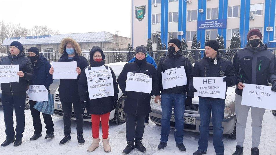 До протестувальників вийшла керівник Управління патрульної поліції Олена Стрижак / Фото "Суспільне" До протестувальників вийшла керівник Управління патрульної поліції Олена Стрижак / Фото "Суспільне"