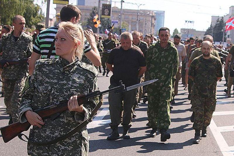 Пророссийская сепаратистка в 2014 году конвоирует украинских пленных во время так называемого "парада" в "ДНР" / фото из соцсетей