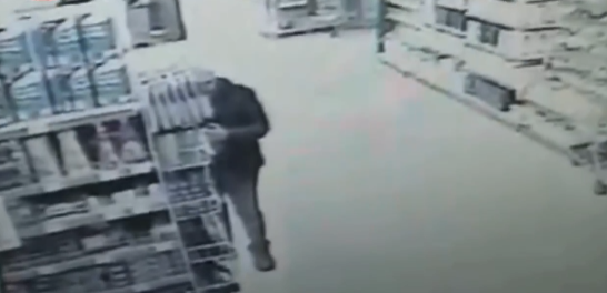 Суицид в супермаркете Борисполя попал на видео / скриншот видео Суицид в супермаркете Борисполя попал на видео / скриншот видео