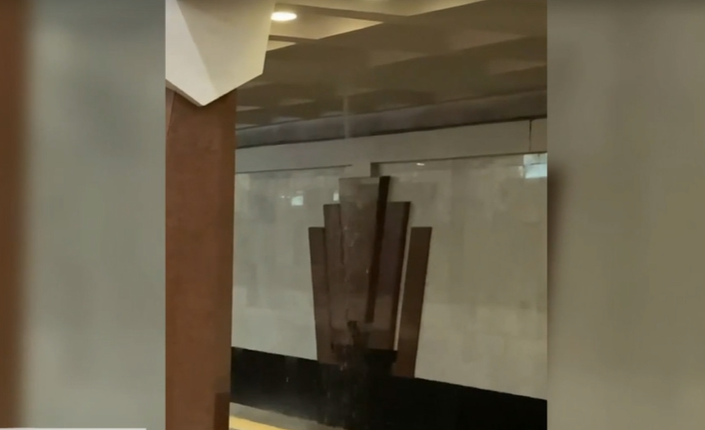 В метро Харкова прорвало трубу водогону / скріншот з відео В метро Харкова прорвало трубу водогону / скріншот з відео
