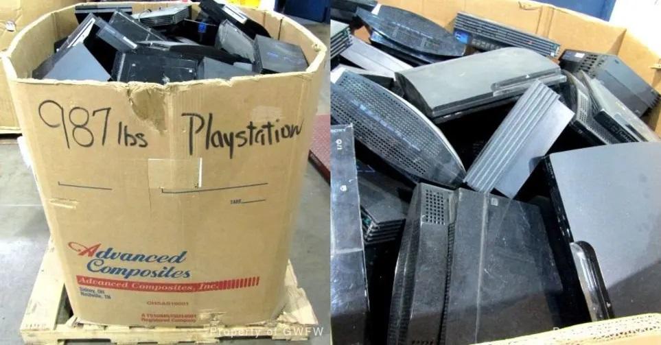Коробка с консолями PlayStation / фото Goodwill