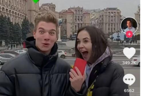 Дівчина стверджує, що погрози надходять також її рідним / скріншот з відео Дівчина стверджує, що погрози надходять також її рідним / скріншот з відео