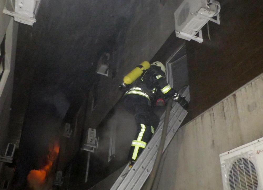 Пожар тушили с крыши соседнего здания / фото ГСЧС