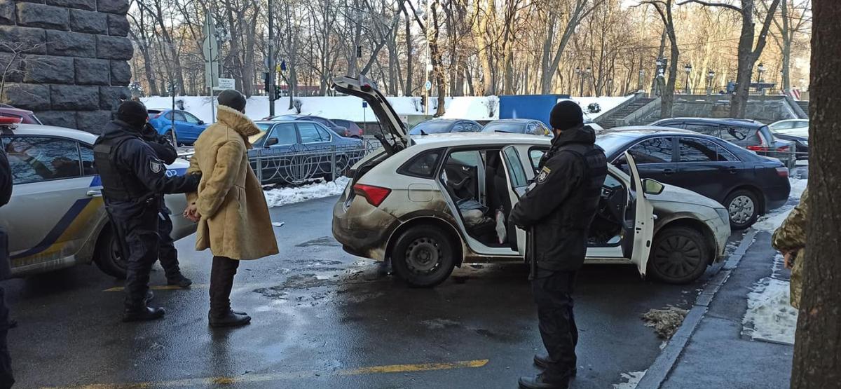 Біля Верховної Ради затримали чоловіка зі зброєю / фото facebook.com/zheved Біля Верховної Ради затримали чоловіка зі зброєю / фото facebook.com/zheved