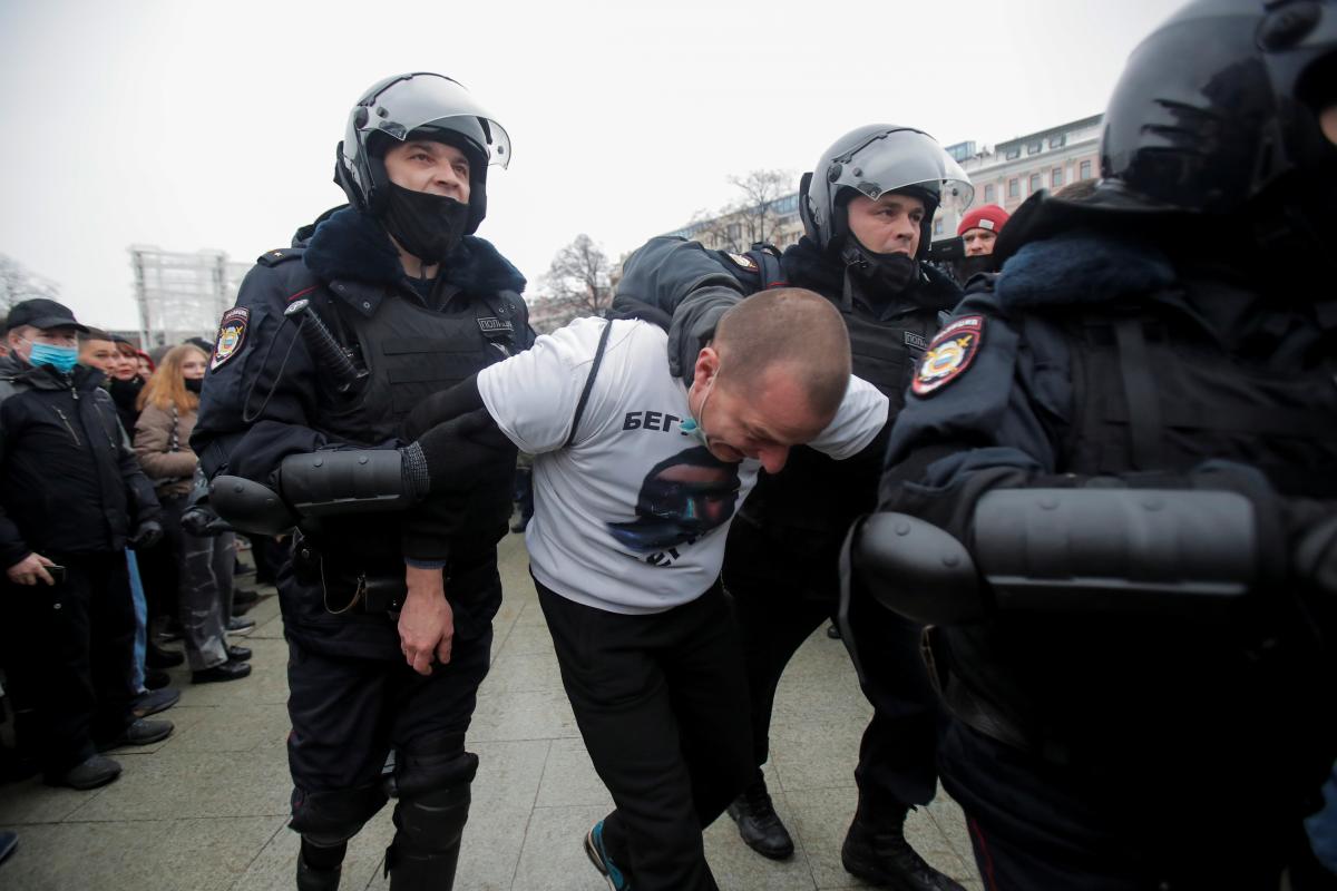 Россиян задерживают за протесты против власти / REUTERS
