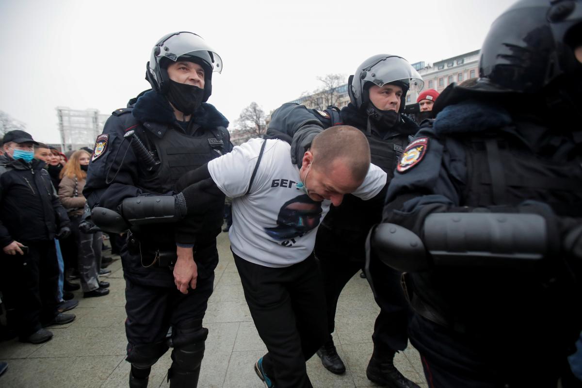 В РФ почти все оппозиционные митинги заканчиваются массовыми задержаниями / иллюстративное фото REUTERS В РФ почти все оппозиционные митинги заканчиваются массовыми задержаниями / иллюстративное фото REUTERS