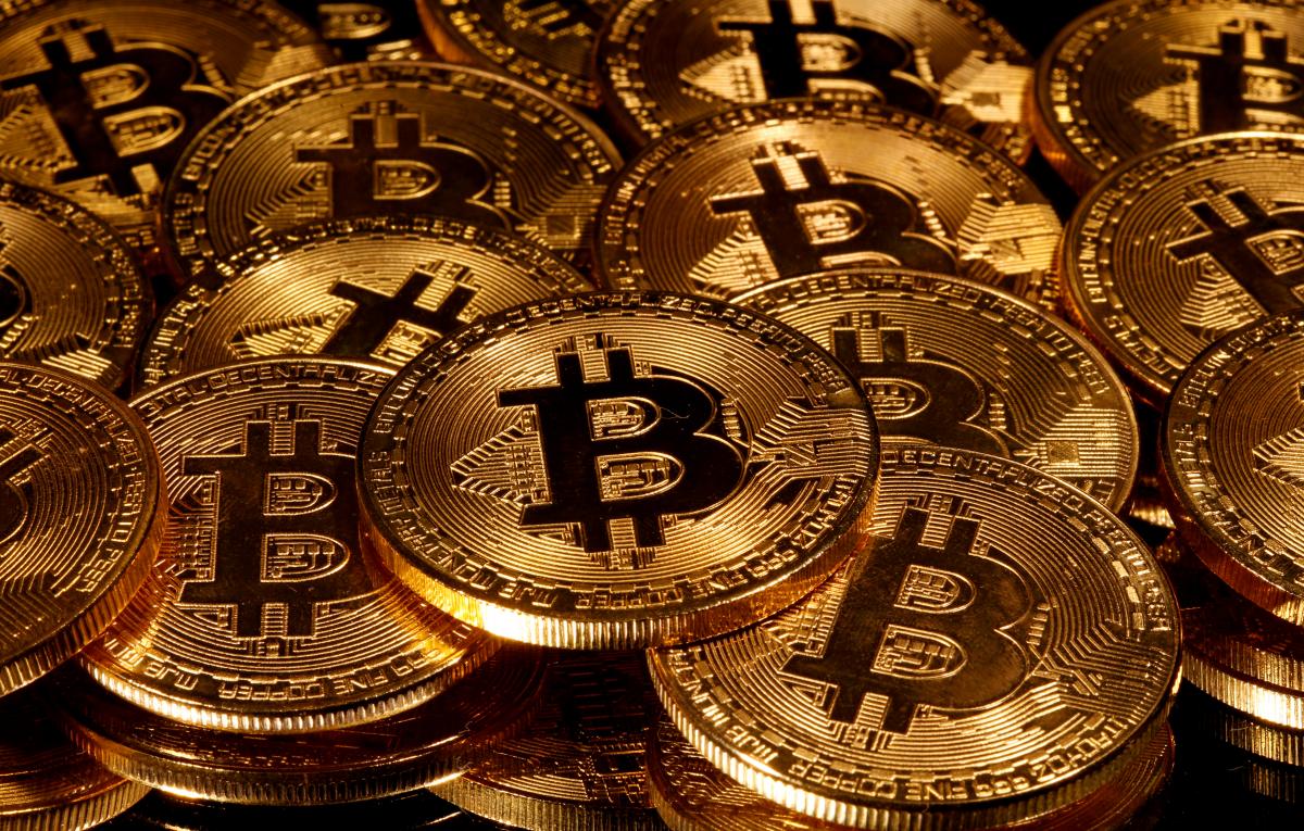 Курс биткоина упал на 5% за сутки до $19.7 тыс / фото REUTERS
