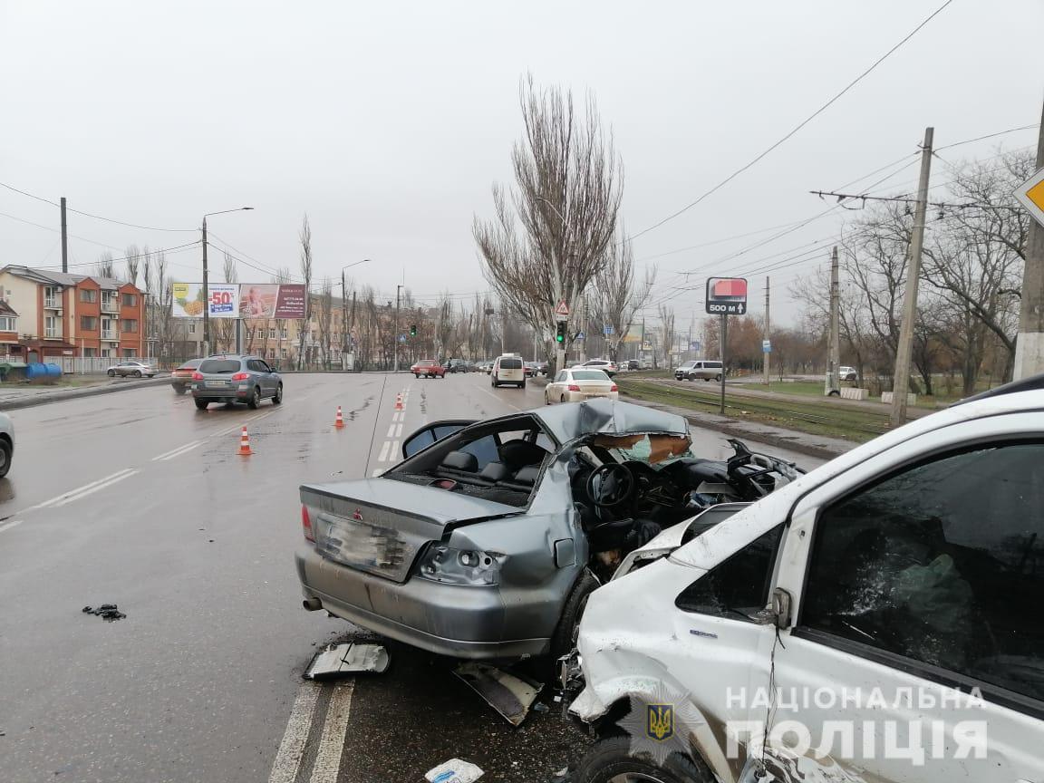 На Миколаївській дорозі Mitsubishi влетів у Mercedes / фото od.npu.gov.ua На Миколаївській дорозі Mitsubishi влетів у Mercedes / фото od.npu.gov.ua
