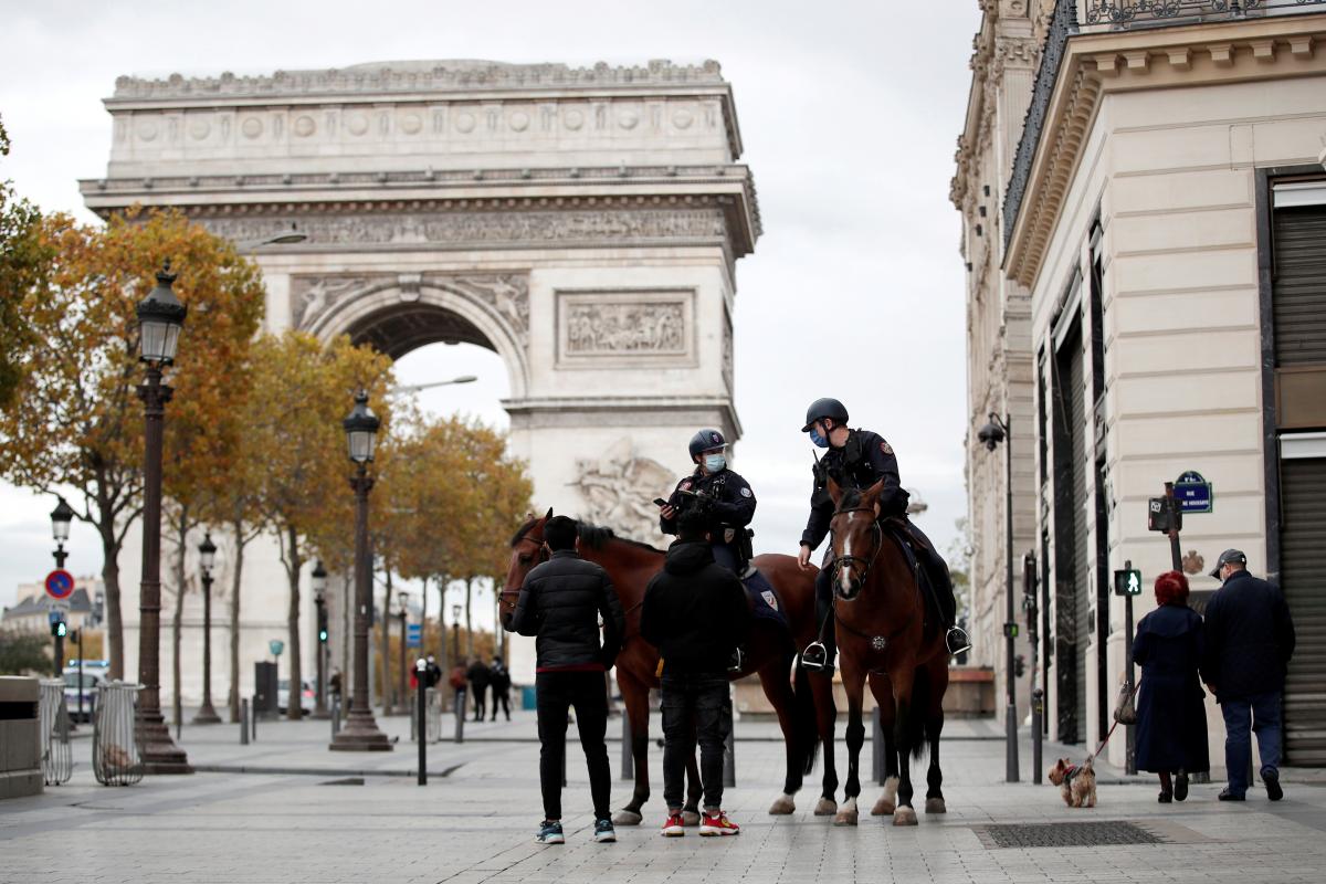 Франция на месяц вводит общенациональный локдаун / фото REUTERS