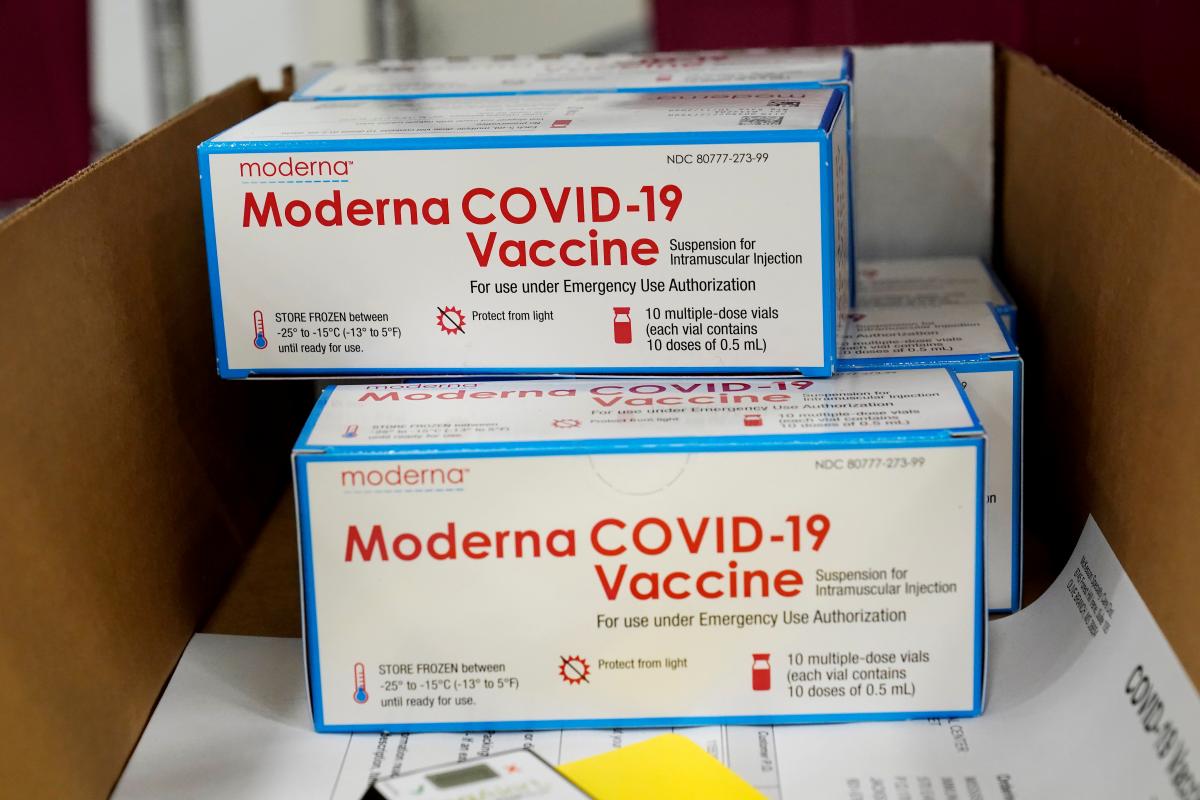 В Польшу доставили 42 тысячи доз вакцины Moderna / фото REUTERS