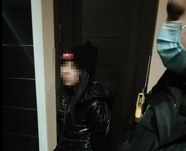 В Києві дівчина ледь не зарізала хлопця / Поліція Києва В Києві дівчина ледь не зарізала хлопця / Поліція Києва