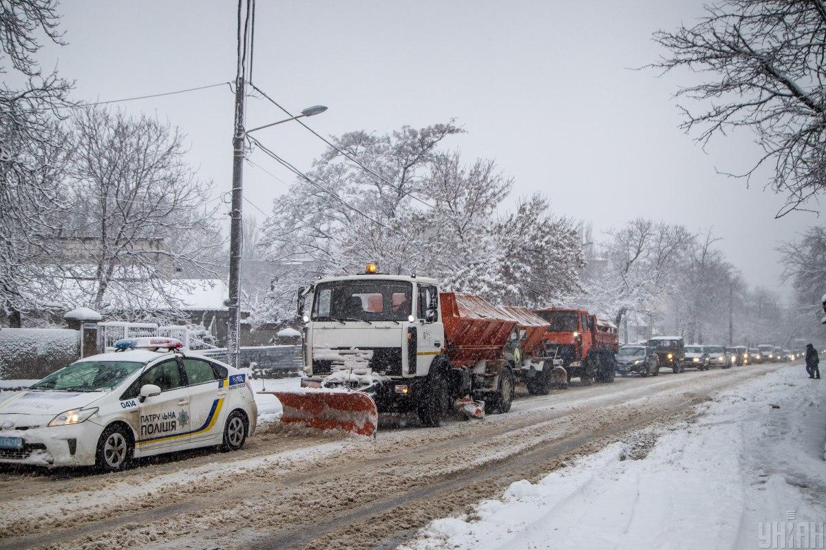 Рятувальники продовжують розчищення дорожнього полотна \ фото УНІАН Рятувальники продовжують розчищення дорожнього полотна \ фото УНІАН