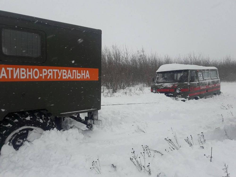 Снегопад в Украине парализовал движение на дорогах сразу пяти областей / REUTERS