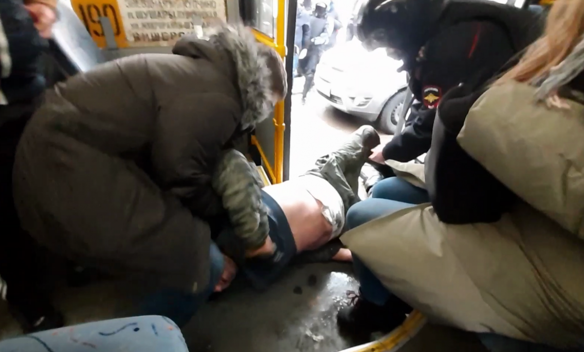У Петербурзі на акції протесту почалася бійка, поліція розпорошила газ і застосувала електрошокери (фото, відео) У Петербурзі на акції протесту почалася бійка, поліція розпорошила газ і застосувала електрошокери (фото, відео)