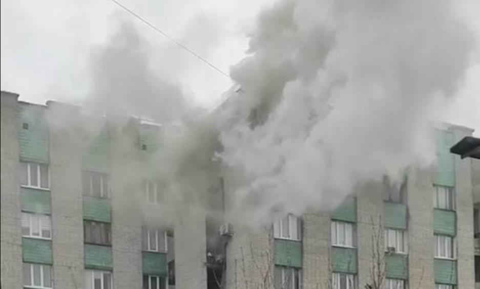 Огонь охватил площадь в 8 квадратов, людей с 7 и 9 этажа эвакуировали / Город Х Огонь охватил площадь в 8 квадратов, людей с 7 и 9 этажа эвакуировали / Город Х