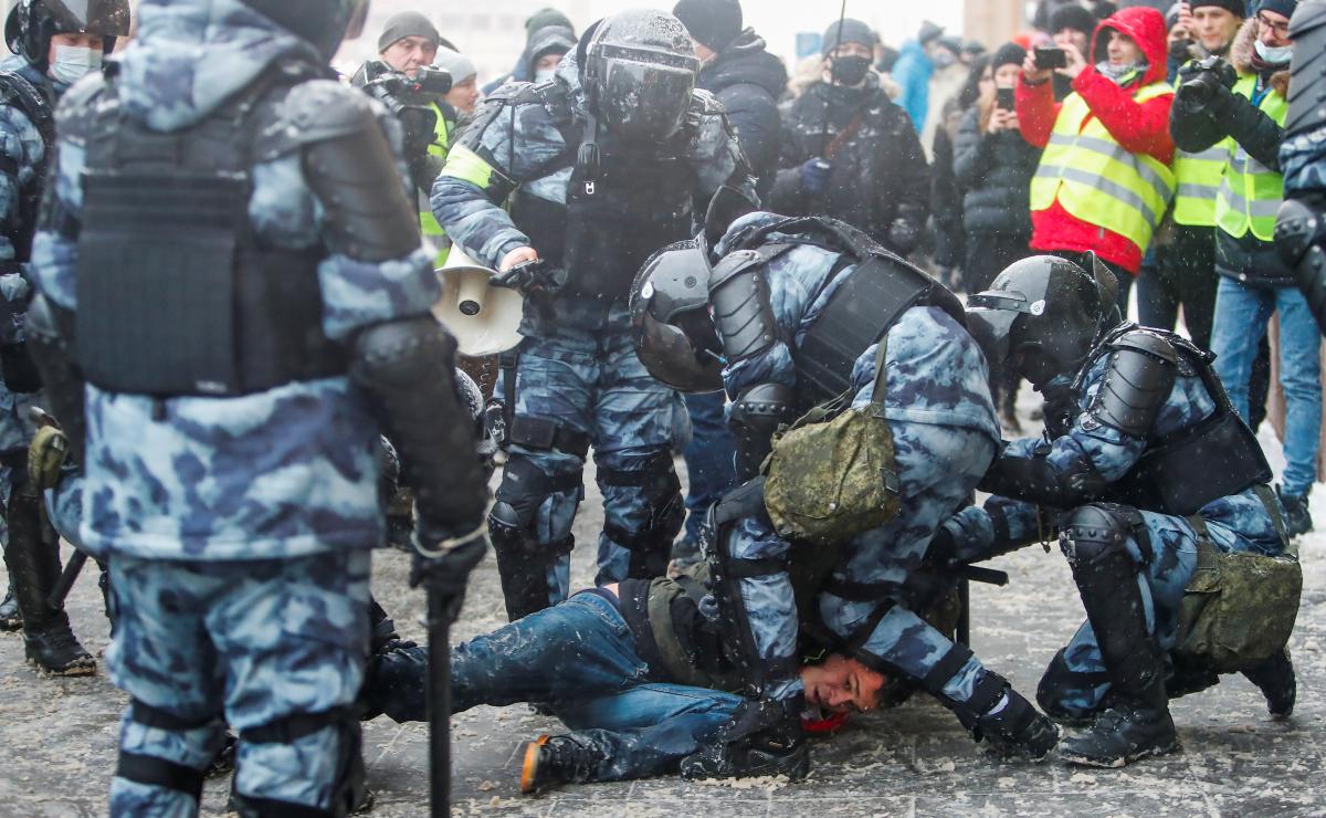 Во время протестов в поддержку Навального задержано более 4,4 тысячи человек / REUTERS