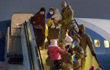 У новорічну ніч в Київ з таборів для біженців Сирії повернулися українки з дітьми (фото)