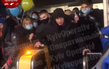 У метро Києва неадекватний пасажир з лайкою виламав турнікет і потрапив на відео
