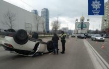 В Киеве в результате столкновения перевернулся автомобиль, есть пострадавшие