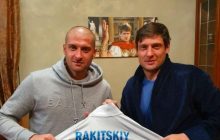 "Брат подъехал": Ракицкий побывал в гостях у Селезнева и подарил ему футболку Зенита (фото)