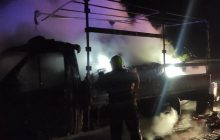 На трассе в Днепропетровской области сгорел грузовик с мебелью и техникой (фото, видео)