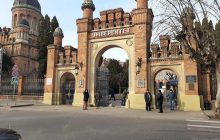 В Черновицком университете восстановили ворота, которые протаранил водитель легковушки «под кайфом» (фото)