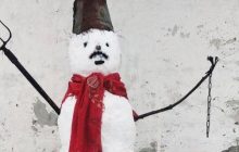 "Він не зареєстрований": у Білорусі оперативник вимагав від жінки змити сніговика з вікна (відео)