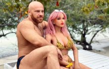 Одружений з секс-лялькою бодібілдер зрадив її на камеру (фото)