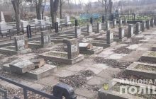 Вандали пошкодили 17 пам'ятників на братській могилі в Херсоні: з'явилися фото наслідків